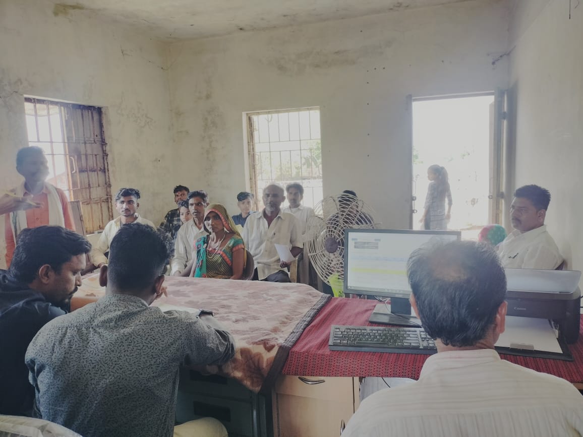 આજ રોજ કવાંટ તાલુકાના રેણધી ગામ ખાતે ઓનલાઇન વારસાઇ કેમ્પનું આયોજન કરવામાં આવેલ, જેમાં ગ્રામજનો તરફથી મળેલી વારસાઇ અરજીઓ સ્વીકારવામાં આવી. <a href="/revenuegujarat/">Revenue Dep. Gujarat</a> <a href="/collectorcu/">Collector Chhotaudepur</a> <a href="/RacChhotaudepur/">RAC_Chhotaudepur</a> <a href="/SDMChhotaudepur/">ASSISTANT COLLECTOR & SDM Chhotaudepur</a>