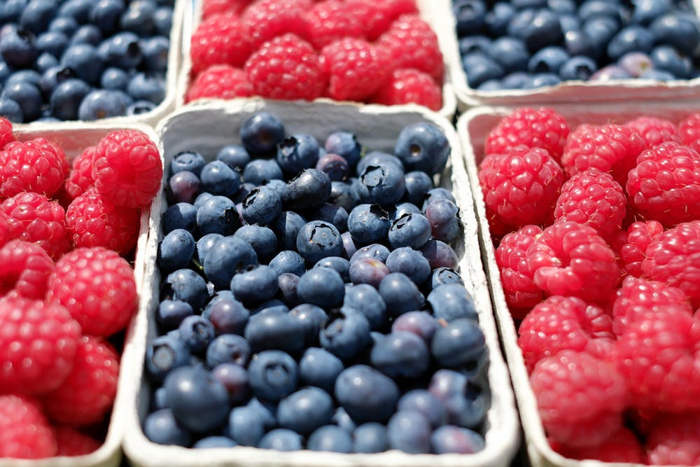 LoriShemek's tweet photo. Polyphenols are antioxidant rockstars which means they can neutralize (destroy) free radicals that would otherwise increase your risk of conditions like type 2 diabetes, cancer and heart disease & more. They have strong anti-inflammatory effects as well.

Top Sources of Polyphenols:

Dark Chocolate
Tea
Berries
Nuts
Seeds
Olives 
Herbs & Spices