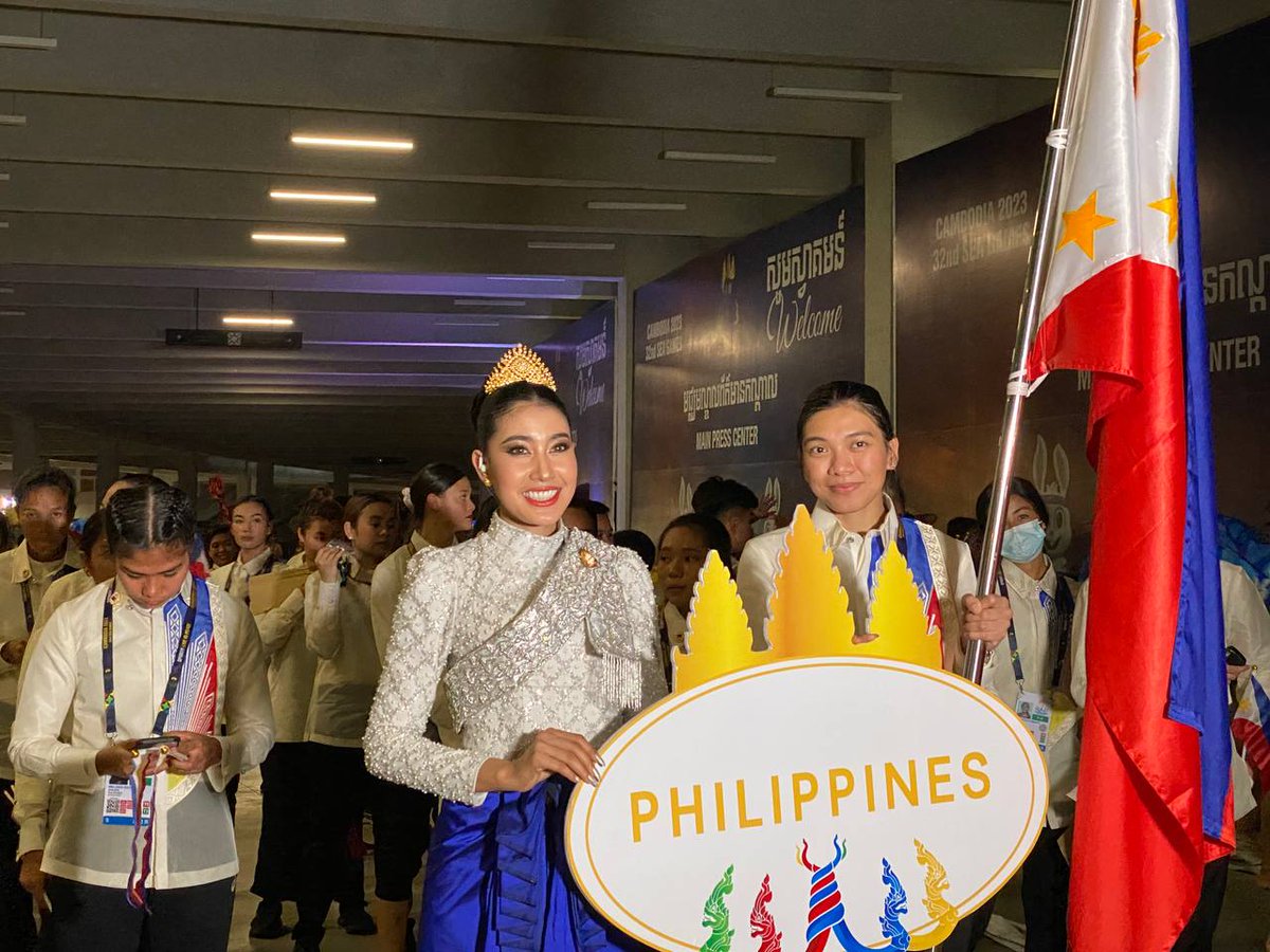 PhilippineStar's tweet photo. ABANTE, BABAE! 🇵🇭

The all-women Philippine delegation led by volleyball player Alyssa Valdez is ready for the Parade of Nations at the 32nd SEA Games opening ceremony in Cambodia on Friday. (Photos courtesy of Carlo Pamintuan/One Sports) https://t.co/NAxbmFamYd