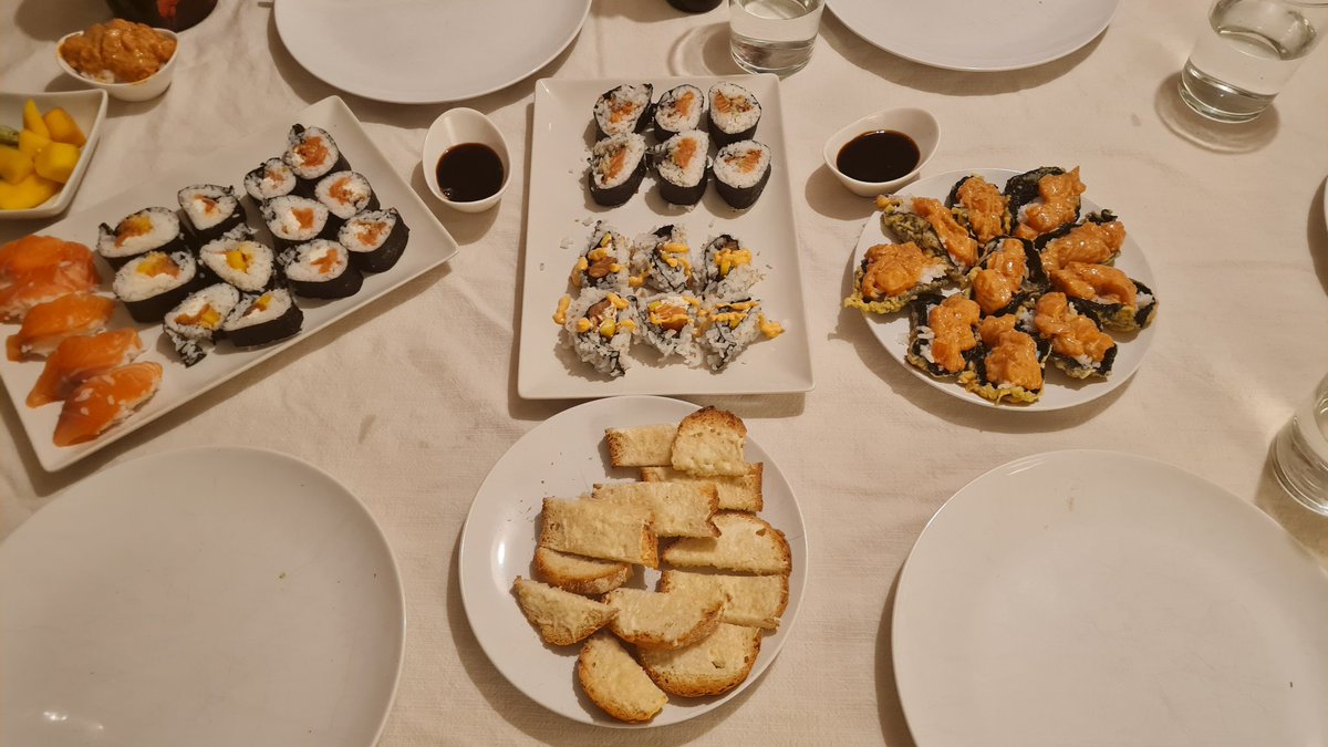 xandree_16's tweet photo. ✨️Sushi para el cumple de Elena!! ✨️primera vez y todo un éxito :) https://t.co/QpfUnHynLh