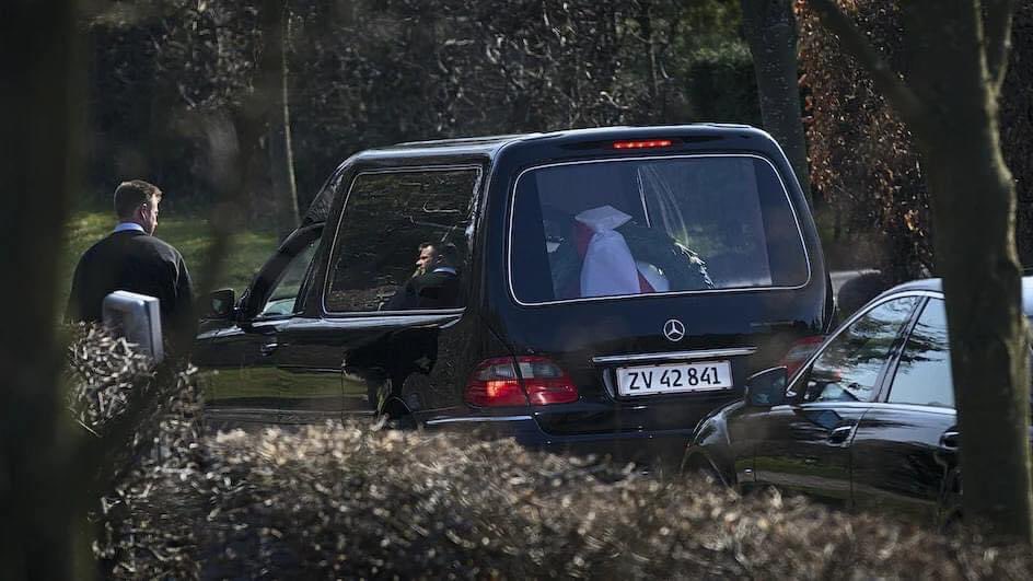 TomTomKrus's tweet image. 📣📣
Sådan viser vi respekt over for de sørgende, der følger efter rustvognen til kirkegården: 

For bare få generationer siden var der ingen tvivl om, hvordan vi skulle forholde os, når en rustvogn kørte fra kirken, eller et begravelsesfølge passerede forbi. 

Vi stoppede op…