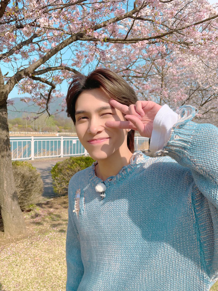 WayV_official's tweet photo. 🌸🦄😉

#HENDERY #黄冠亨 
#Spring #Picnic #春游
#WayV #WeiShenV #威神V https://t.co/27D48xBWfB