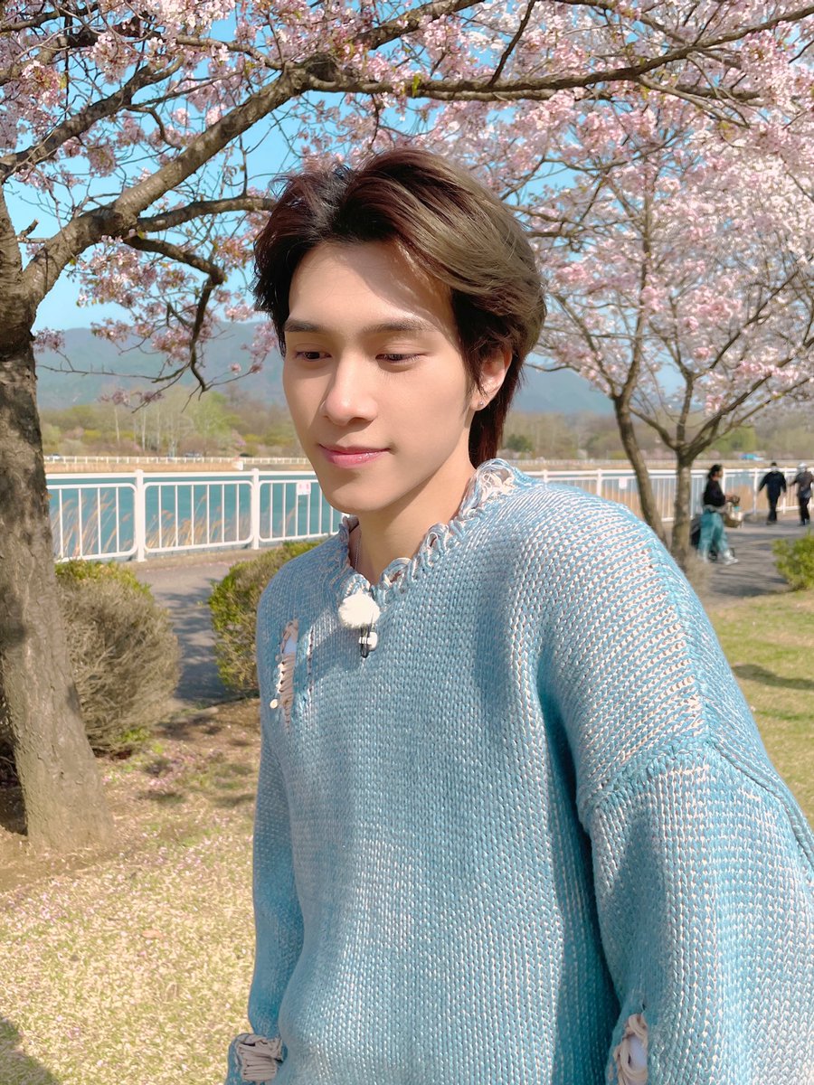 WayV_official's tweet photo. 🌸🦄😉

#HENDERY #黄冠亨 
#Spring #Picnic #春游
#WayV #WeiShenV #威神V https://t.co/27D48xBWfB