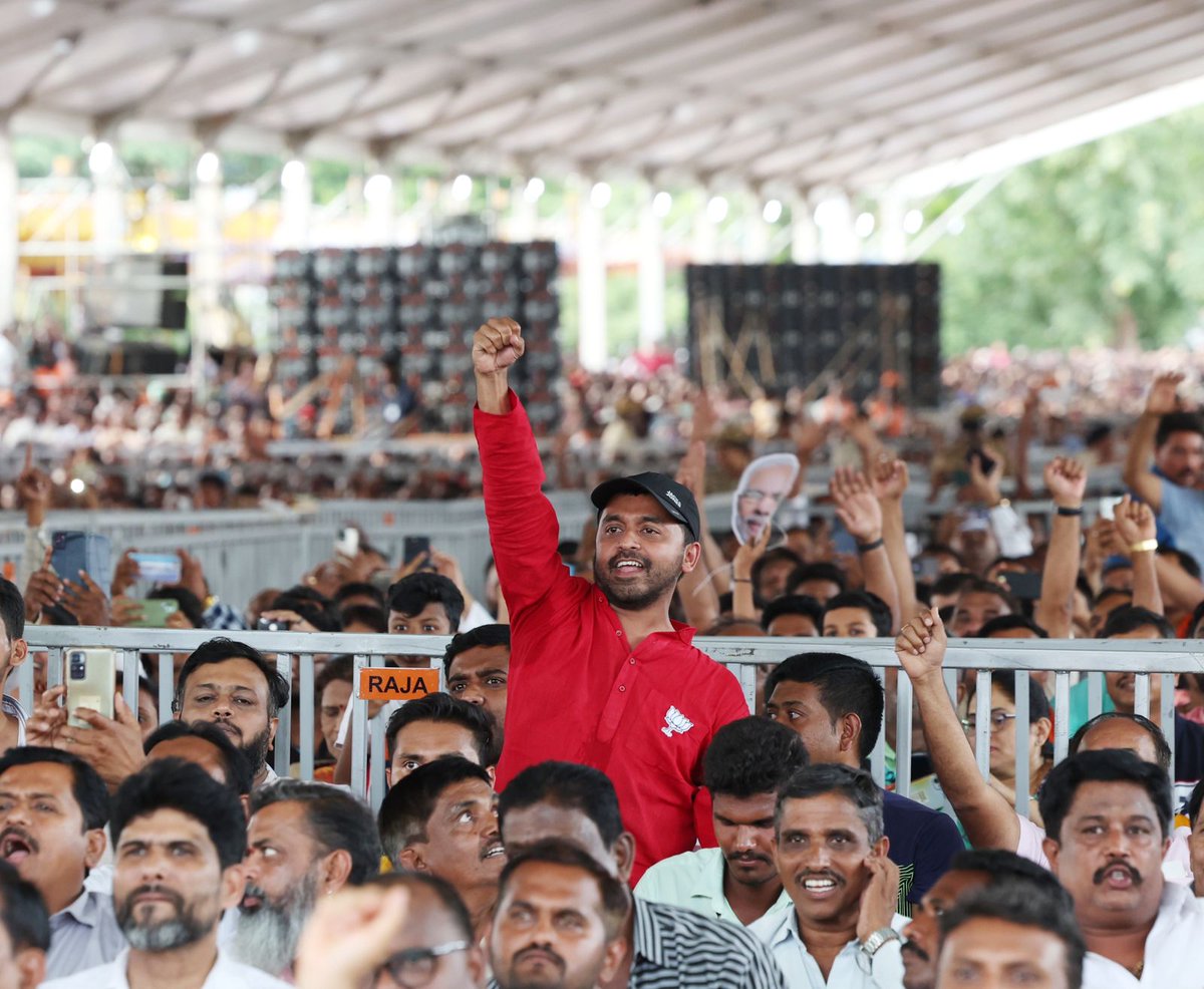 JoshiPralhad's tweet photo. "ನಮೋ‌ ಎಂದರೆ ಭಾರತೀಯರ ಆತ್ಮಸ್ಥೈರ್ಯ" 

ರಾಷ್ಟ್ರ ಸಂತನಿಗೆ ತುಮಕೂರಿನ ಜನತೆ ಪ್ರೀತಿಯಿಂದ ಸ್ವಾಗತಿಸಿದ ಅಭೂತಪೂರ್ವ ಕ್ಷಣ ❤️

@narendramodi

#KarnatakaWithModi
#ManeMagaModi https://t.co/qetyQd9Yd5