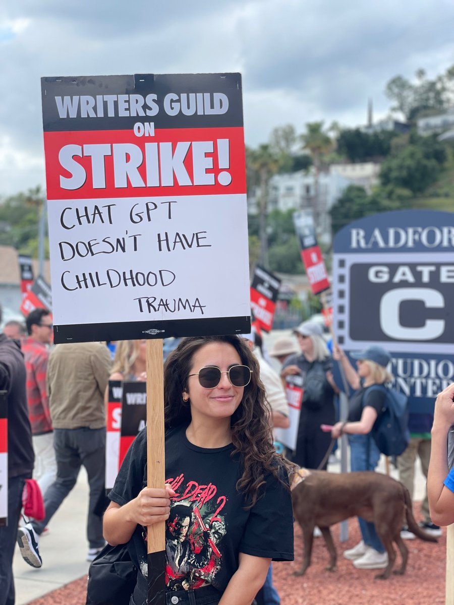 En las manifestaciones de los guionistas en Hollywood, una escritora cargaba con esta pancarta que decía:

Chat GTP no tiene un trauma infantil.