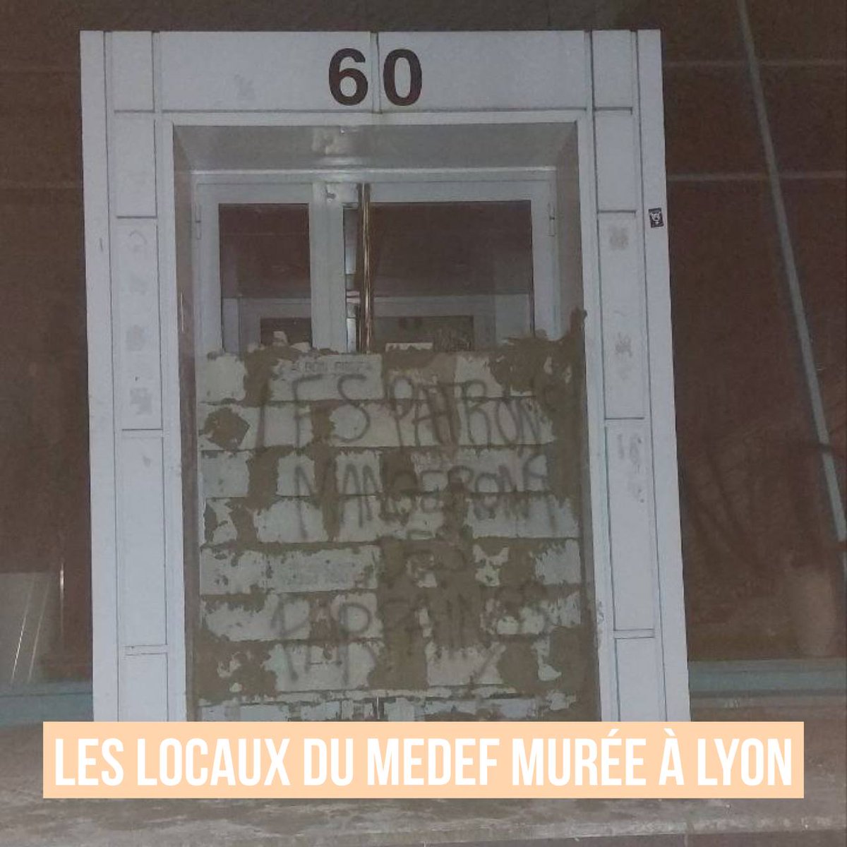 L'entrée du MEDEF a été murée par des manifestants à Lyon dans la nuit de jeudi à vendredi #IntervillesMacron