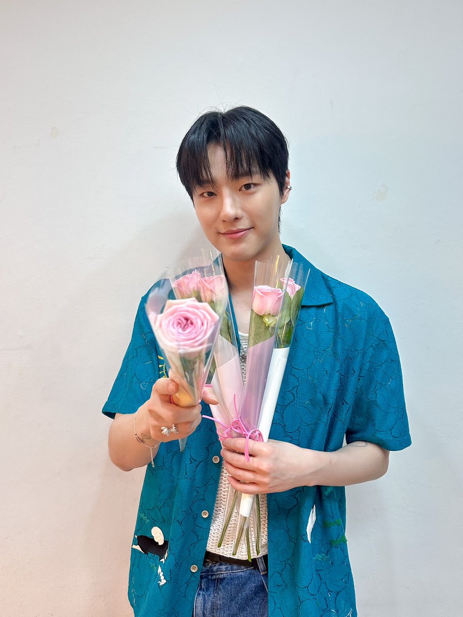 [📷]
🧡🐱🌹💙
우리 무즈들
다른 팬클럽에서 스카우트가 와도
절.대. 거들떠 보지 않기로 약속‼️
평생 조승연 지켜💗💗

#WOODZ #우즈
#HAPPY_MOODZ_DAY