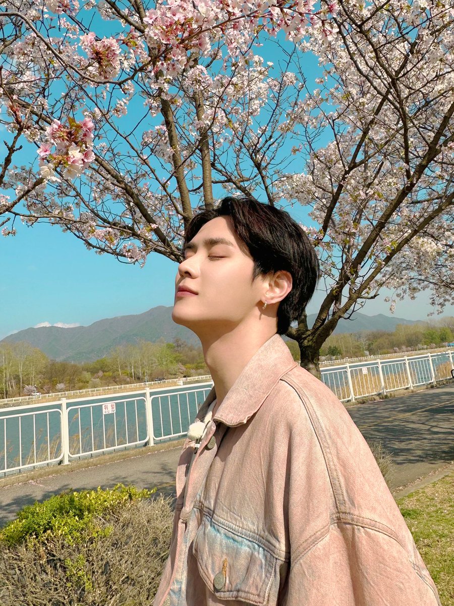 WayV_official's tweet photo. 🌸🐻😌

#KUN #钱锟
#Spring #Picnic #春游
#WayV #WeiShenV #威神V https://t.co/dzou1AqHMg