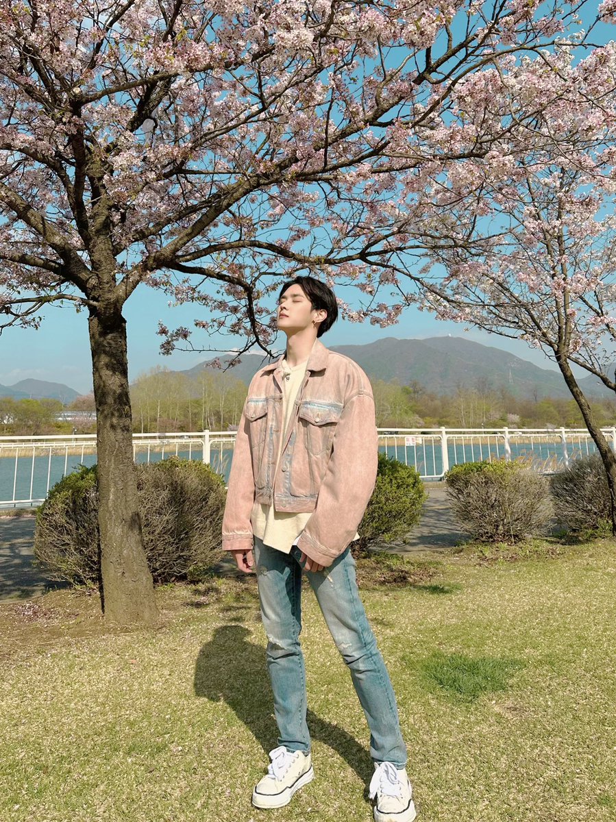 WayV_official's tweet photo. 🌸🐻😌

#KUN #钱锟
#Spring #Picnic #春游
#WayV #WeiShenV #威神V https://t.co/dzou1AqHMg