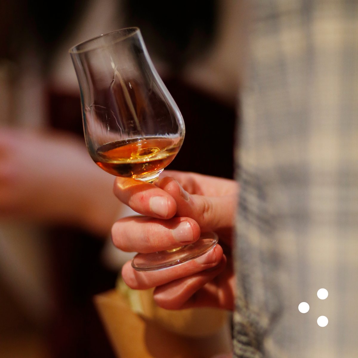 The first pour on a Friday 

What dram are you choosing to start your weekend? 

Link in bio for our top peated picks 🌿

#peatedwhisky #singlecask #singlemaltwhisky