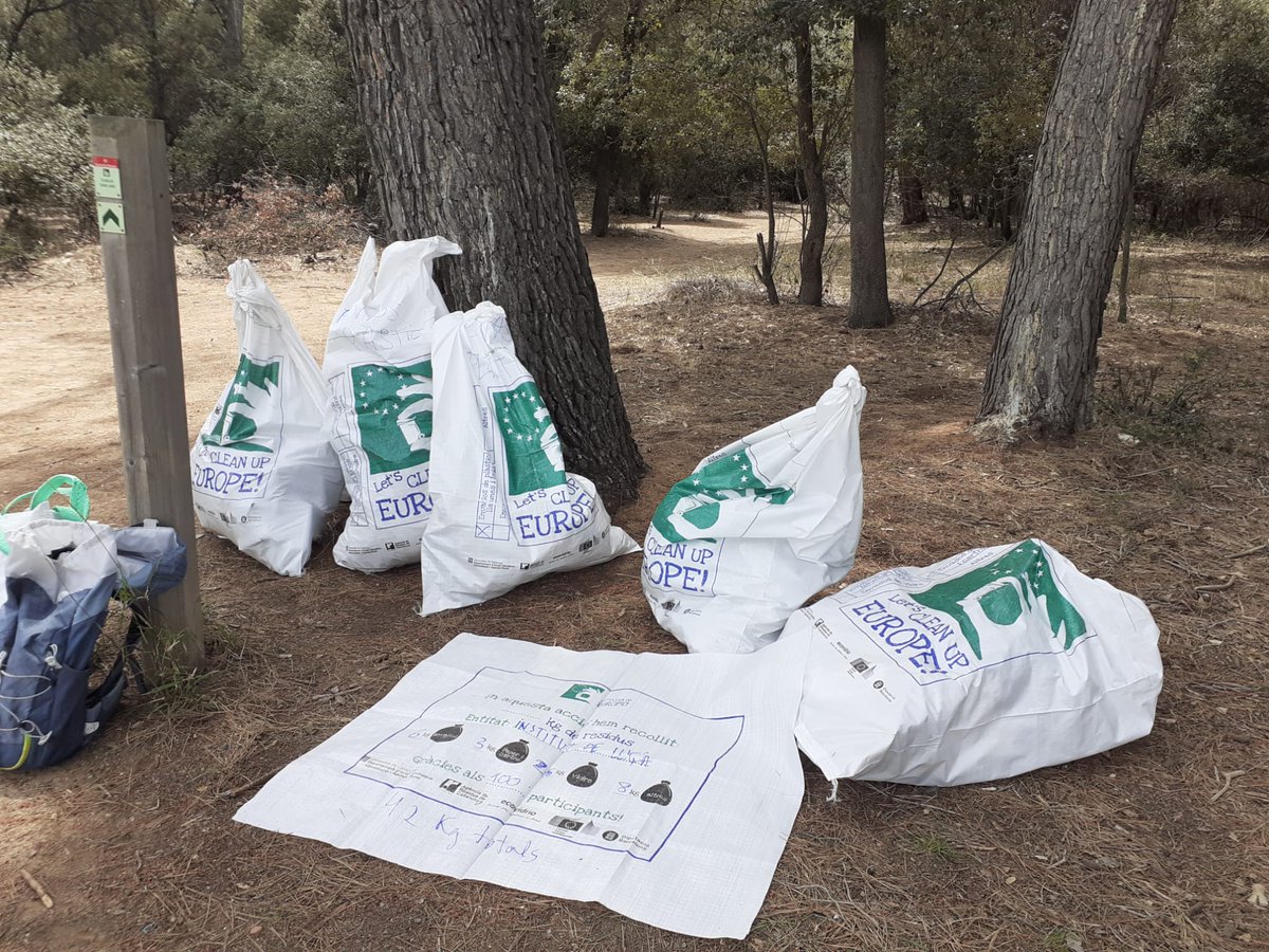 llicamunt's tweet photo. ♻️🟢 Aquest matí, un centenar d’alumnes de 2n d’ESO de l’@InsdeLlica han participat a la iniciativa "Let's Clean Europe" i han recollit un total de 42 quilos de residus dels voltants del bosc de Ca l’Amell, a #LliçàdAmunt. 💚👏
#LetsCleanEurope
ℹ️ https://t.co/L7WBmjJlCI https://t.co/oT1XUmiT2Q