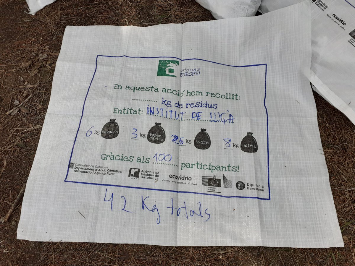 llicamunt's tweet photo. ♻️🟢 Aquest matí, un centenar d’alumnes de 2n d’ESO de l’@InsdeLlica han participat a la iniciativa "Let's Clean Europe" i han recollit un total de 42 quilos de residus dels voltants del bosc de Ca l’Amell, a #LliçàdAmunt. 💚👏
#LetsCleanEurope
ℹ️ https://t.co/L7WBmjJlCI https://t.co/oT1XUmiT2Q