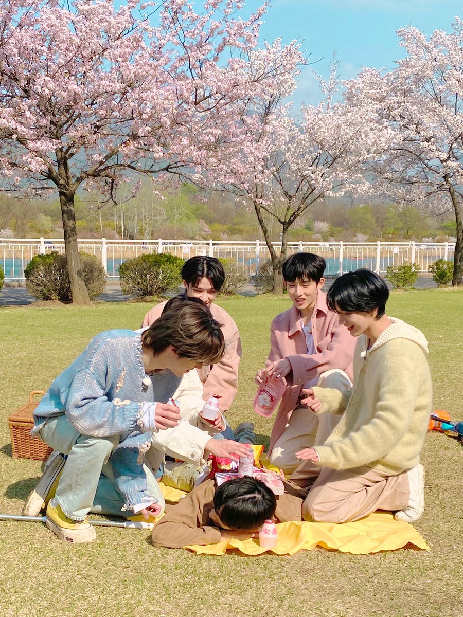 WayV_official's tweet photo. 🌸When the spring come with flowers in full bloom, dramas and fairytales all happened out of the blue. Why on earth did the boys fight for a football? Check out our fiction... sorry, our video at once and you will know the truth!😌

#Spring #Picnic #春游
#WayV #WeiShenV #威神V https://t.co/Uwx8kj00bn