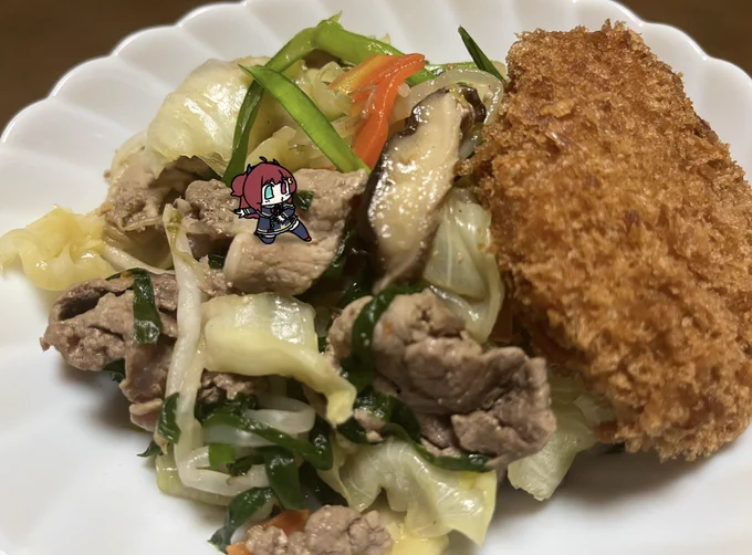 ロアちゃんとハンバーガー  ロアちゃん食べてる? 夜遅くに食べるは脳をとろとろにさせることもあるとおもうけどロアちゃんはどの時間に食べるのが美味しいかな? 何時でもにを食べてドリンクで流し込んでこ ロアちゃんに美味しいを  今日のご飯 野菜炒め  #ロアート