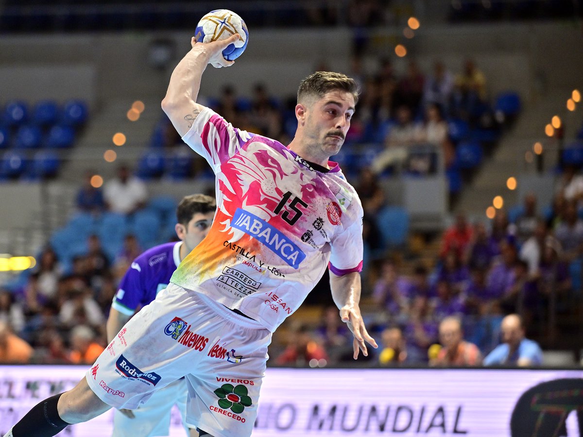 📰 #CopaRey2023 | <a href="/juancaal_13/">Juan Castro</a> lleva en volandas al <a href="/ADEMARLEON/">//Abanca Ademar León</a> hasta las semis
🤾 El conjunto de Manolo Cadenas gana por 23-35 al <a href="/bmguadalajara/">SANICENTRO BM Guadalajara</a> con una estelar del central
📝 <a href="/AlfreDominguez/">Alfredo Domínguez</a>
📸 <a href="/RFEBalonmano/">RFEBalonmano</a>
🔗 Crónica del partido en nuestra página web: pasionbalonmano.wixsite.com/pasionbm/post/…