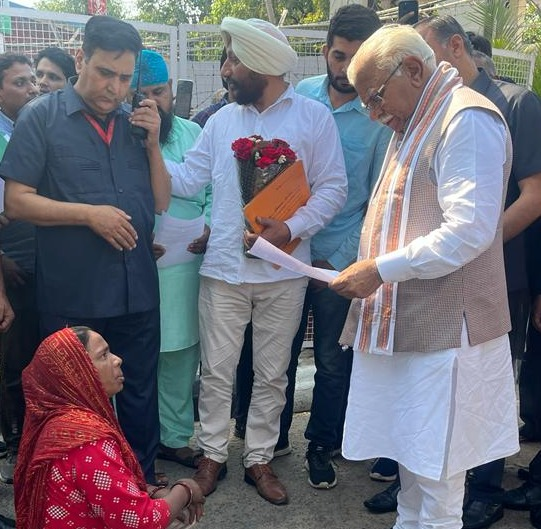 महेंद्रगढ़ क्षेत्र से जन्मदिन की शुभकामना देने आई दिव्यांग बहन !

अपने आवास से निकलते समय गेट पर इनके दर्शन हुए, बहन ने शुभकामना देते हुए कोई छोटा-मोटा काम करने के लिए तत्काल मदद की जरूरत बताई।

फ़िलहाल उनकी यथासंभव मदद कर दी है और आगे की मदद के लिए अधिकारियों को निर्देश भी दे