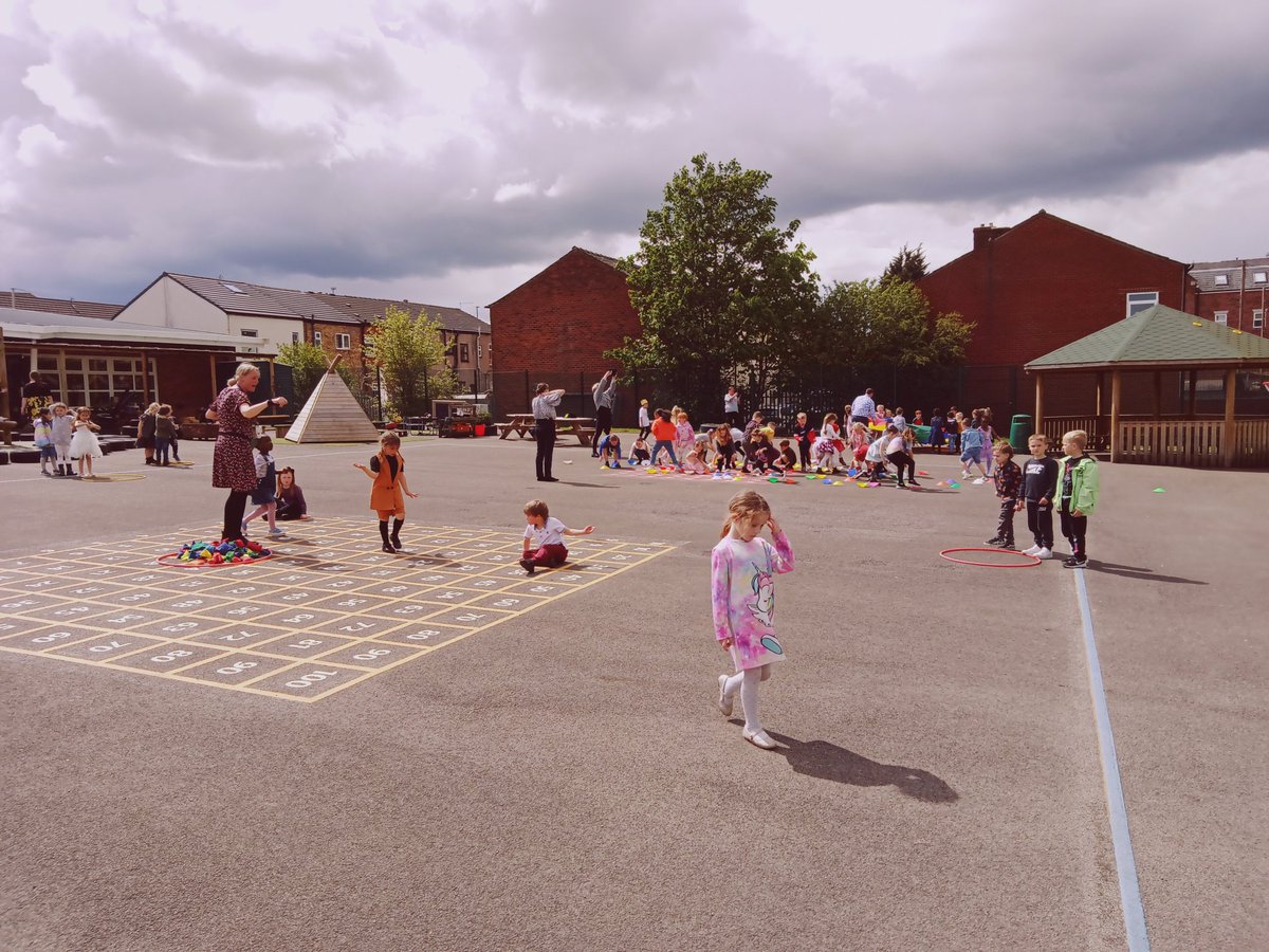 MrKSGC's tweet photo. Happy SGC #Coronation Day! All of the children are having a fantastic afternoon taking part in lots of different activities at our Coronation Summer Festival @MrGSGC #SGCWOW https://t.co/kQdFuABgFv