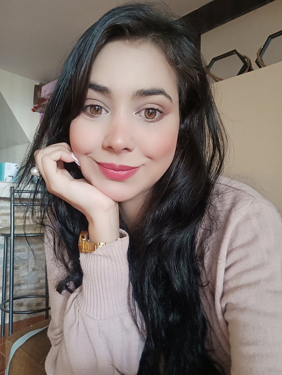 SolPavicich's tweet photo. ¿Hay una gran mujer al lado de un gran hombre?

Todo hombre necesita una mujer inteligente que le ayude a vivir la vida. Se dice que "al lado de cada gran hombre hay una mujer aún más grande." Una mujer que apoya y cree en su hombre, lo inspira y lo motiva ha ser grande. ¡Incluso si todo el mundo está en contra de mi hombre, me quedaré silenciosamente detrás de su espalda y le daré cartuchos. Y es cierto: ¡Nadie me lo toca!

Introduce a una mujer inteligente en tu vida, y tendrá sentido, dirección y sabiduría. 

Como regla general, una mujer sabia respalda a un hombre fuerte y exitoso. Sin embargo, un hombre puede conocer muchas  mujeres una más linda que otra,  pero solo una debe ser especial y  debe convertirse en la Única,  la mujer de sus sueños la que será su esposa.

"AL LADO DE CADA HOMBRE EXITOSO ESTÁ EL AMOR DE UNA MUJER ."

𝘓uz Pavicich.