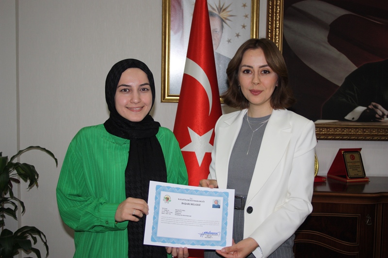 Kaymakamımız Sayın Ruveyda KAHRAMAN ŞIKTAŞ üstün gayret ve başarıları dolayısıyla Kütüphane Sorumlusu Sayın Beyzanur ÖZ GENÇ’i makamında tebrik etti ve başarı belgesi ile taltif etti.