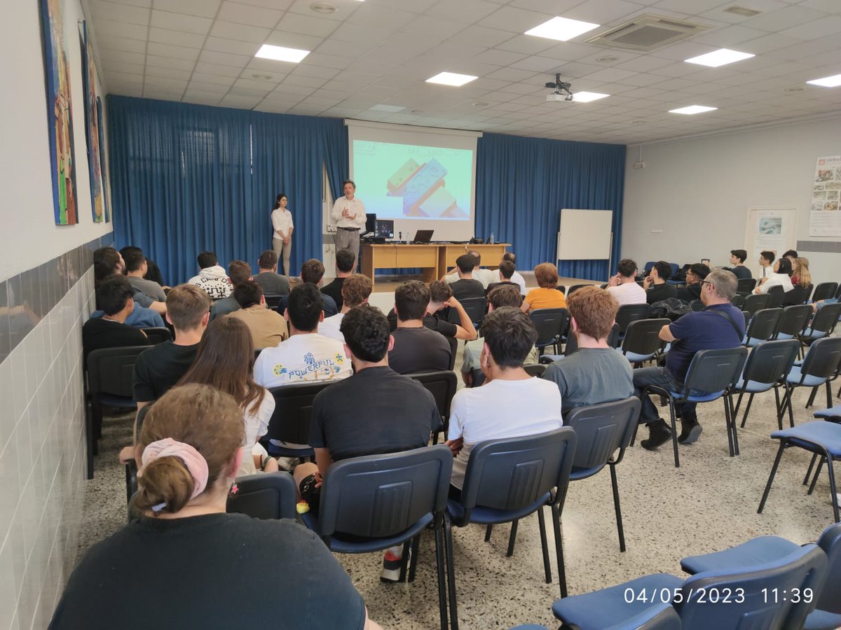 salesianosELX's tweet photo. En la jornada de ayer jueves, en nuestro de formar a sus alumnos con las últimas tecnologías, contamos con la presencia de los técnicos de @Araworks   que explicaron a nuestros alumnos que es la industria 4.0.
#AbrimosCaminos https://t.co/I2sZqC0akv