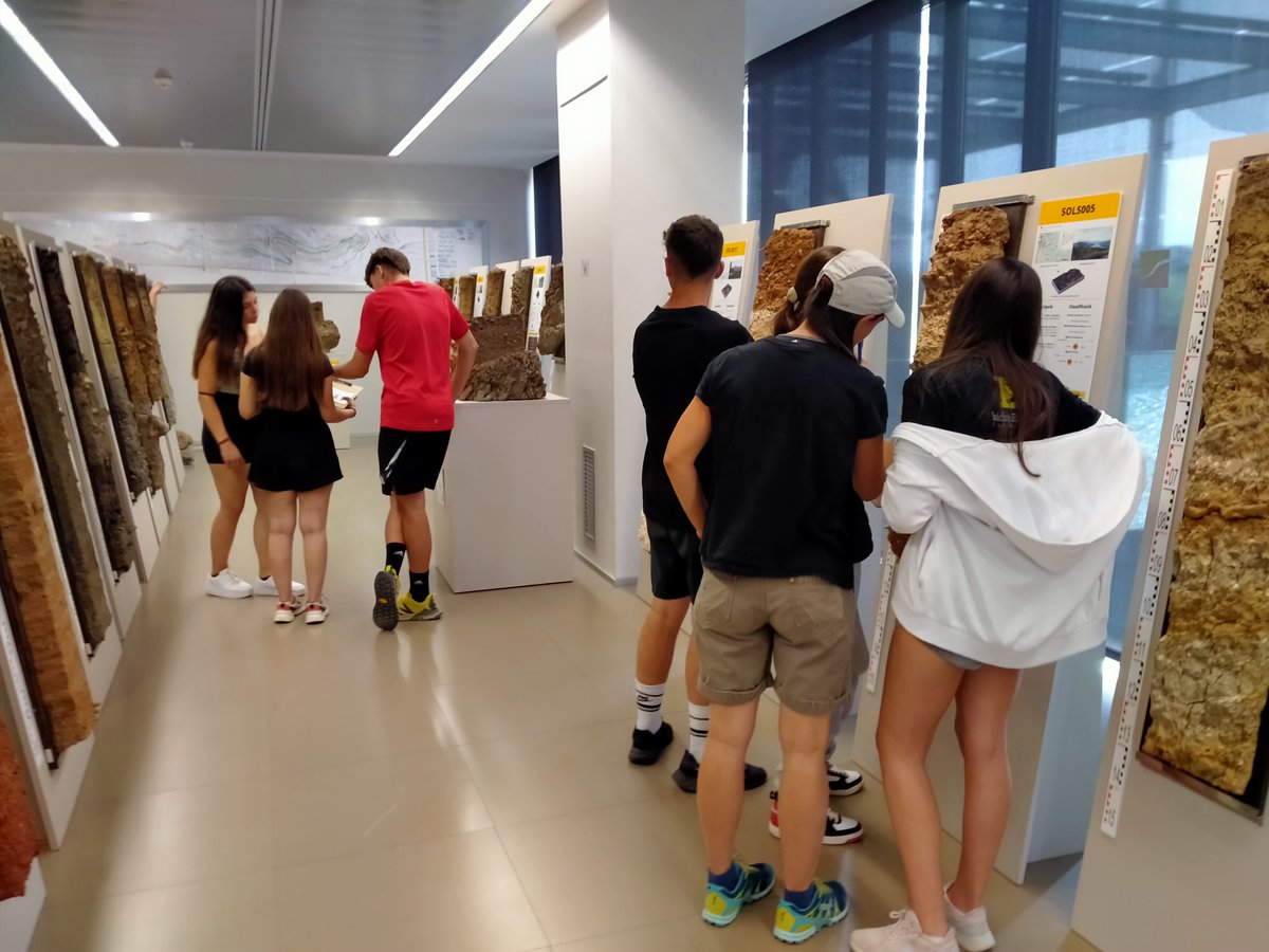 ICGCat's tweet photo. L’alumnat de 3r d’ESO de l’Institut Escola d’#Oliana ha finalitzat l’estada a l’@EdATremp identificant roques i descobrint els sòls de la col·lecció de #monòlits del #CISP al Centre de Suport Territorial Pirineus #CSTP.
Felicitats per la feina feta! https://t.co/VWOxvFhJXq