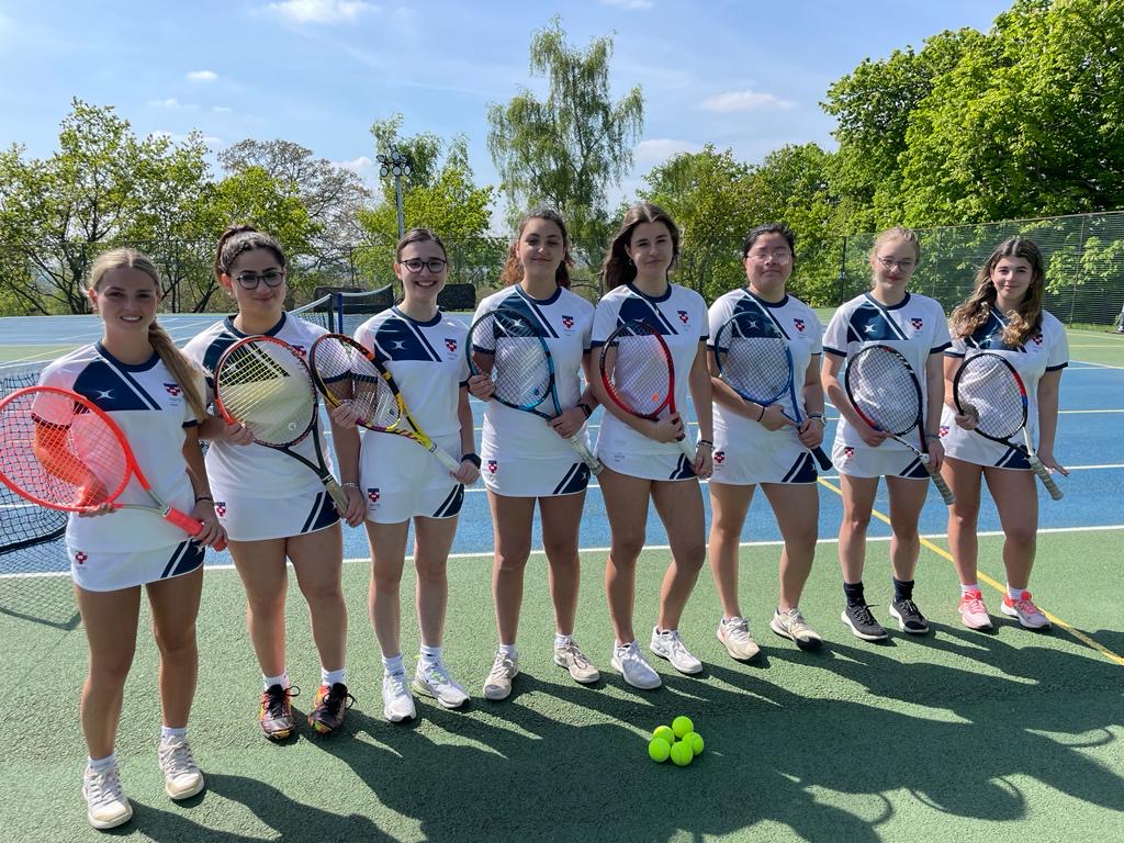 The Mill Hill tennis team in their new kit, ready to take on the competition! Good luck for the season!

🎾🔥
#millhill #teamsport #Gilbert #schoolsport <a href="/MillHillSenior/">Mill Hill School</a>
