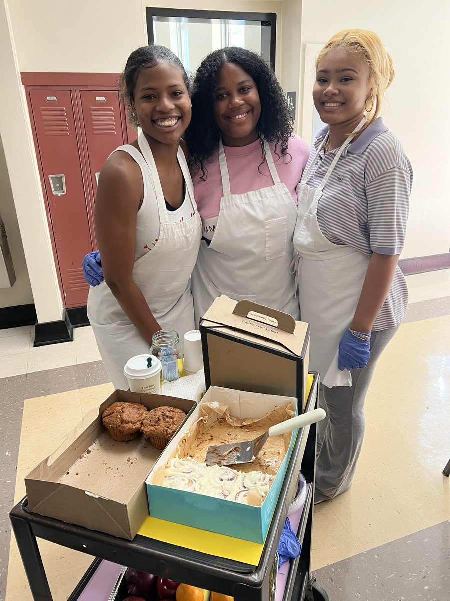 CAPSdance2207's tweet photo. Thank you @NBroughtonHS Distinct youth for this lovely breakfast this morning! @BHSCaps https://t.co/RcpP5SlGWh
