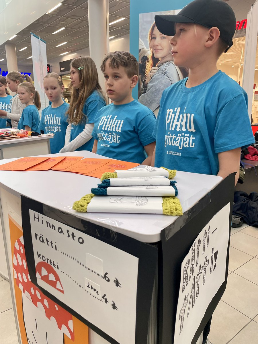 Goodmanin kauppakeskuksessa mitä valloittavimpia Pikkuyrittäjiä🌟voi kun tämän tunnelman saisi vietyä jokaiseen kouluun ja ensi lukuvuotena kaikki 5.luokan oppilaat kokemaan tämä tekemisen,rohkeuden,yhteisöllisyyden, työelämätaitojen alkutreenit💪<a href="/HMLkaupunki/">Hämeenlinnan kaupunki</a> ❤️@NuoriYrittajyys