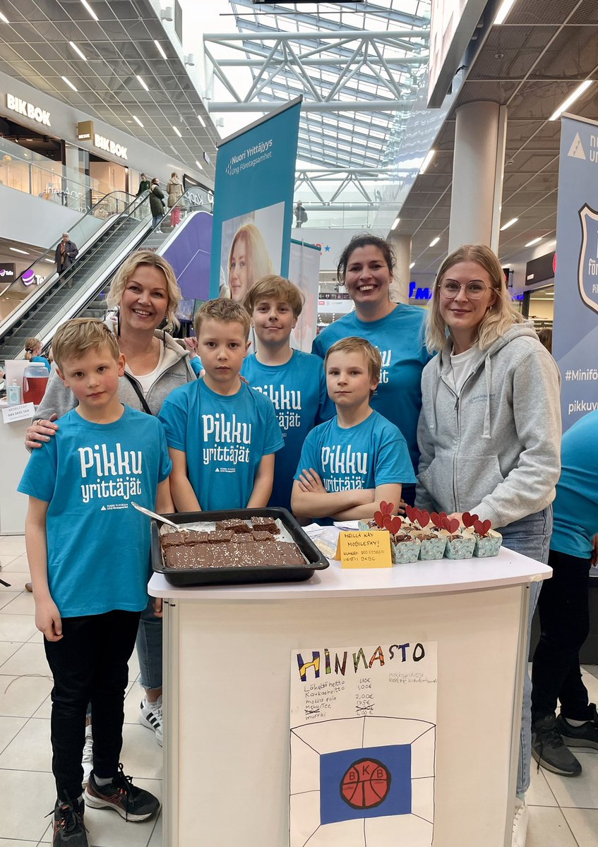 riikka_lehtinen's tweet photo. Goodmanin kauppakeskuksessa mitä valloittavimpia Pikkuyrittäjiä🌟voi kun tämän tunnelman saisi vietyä jokaiseen kouluun ja ensi lukuvuotena kaikki 5.luokan oppilaat kokemaan tämä tekemisen,rohkeuden,yhteisöllisyyden, työelämätaitojen alkutreenit💪@HMLkaupunki ❤️@NuoriYrittajyys https://t.co/BSmkxDB0oh