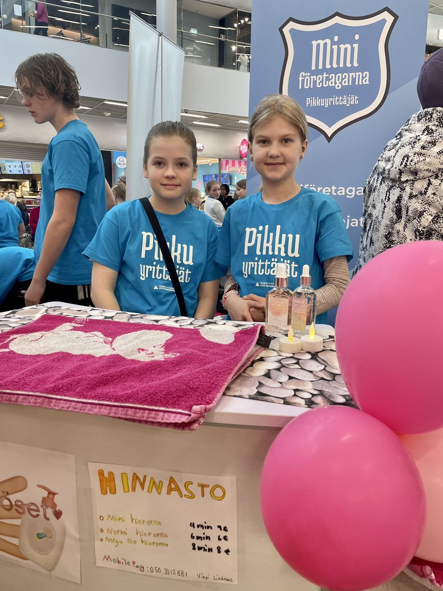 riikka_lehtinen's tweet photo. Goodmanin kauppakeskuksessa mitä valloittavimpia Pikkuyrittäjiä🌟voi kun tämän tunnelman saisi vietyä jokaiseen kouluun ja ensi lukuvuotena kaikki 5.luokan oppilaat kokemaan tämä tekemisen,rohkeuden,yhteisöllisyyden, työelämätaitojen alkutreenit💪@HMLkaupunki ❤️@NuoriYrittajyys https://t.co/BSmkxDB0oh