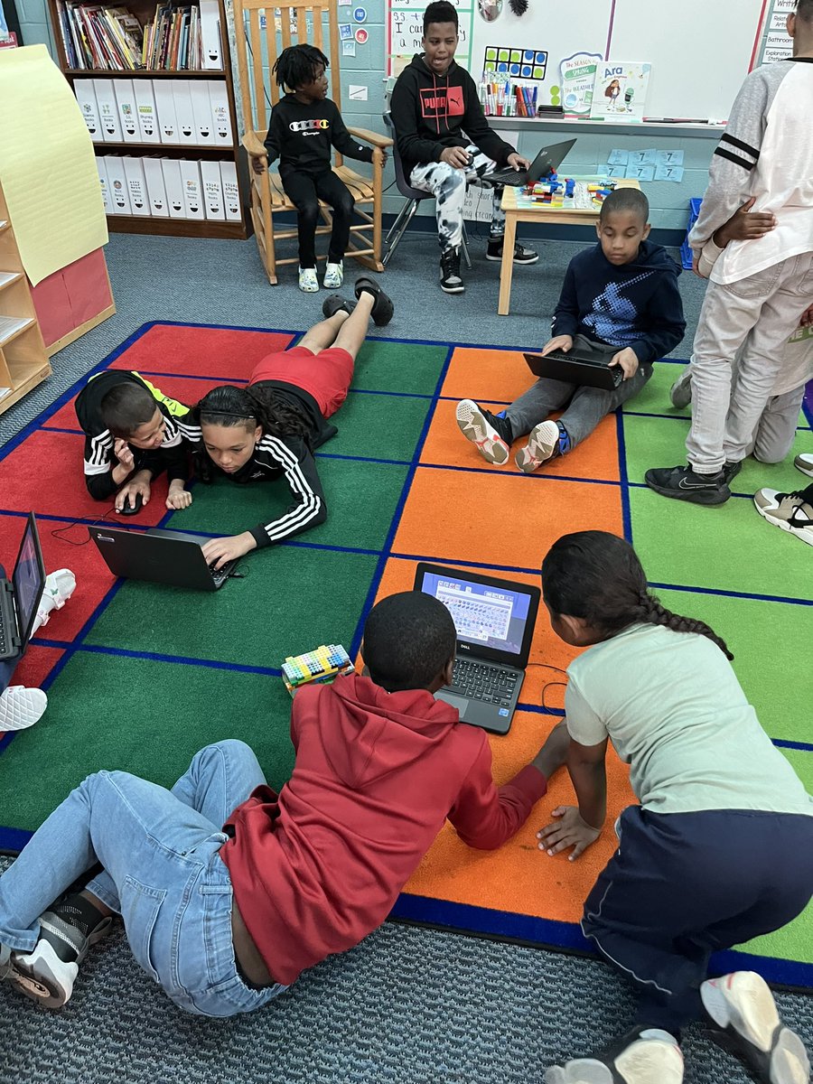 mrskhaller's tweet photo. More STARCON fun!!! #PremierStars #computersciencestudents @SEstarsR2 @RichlandTwo https://t.co/ZVRdoj1mEu