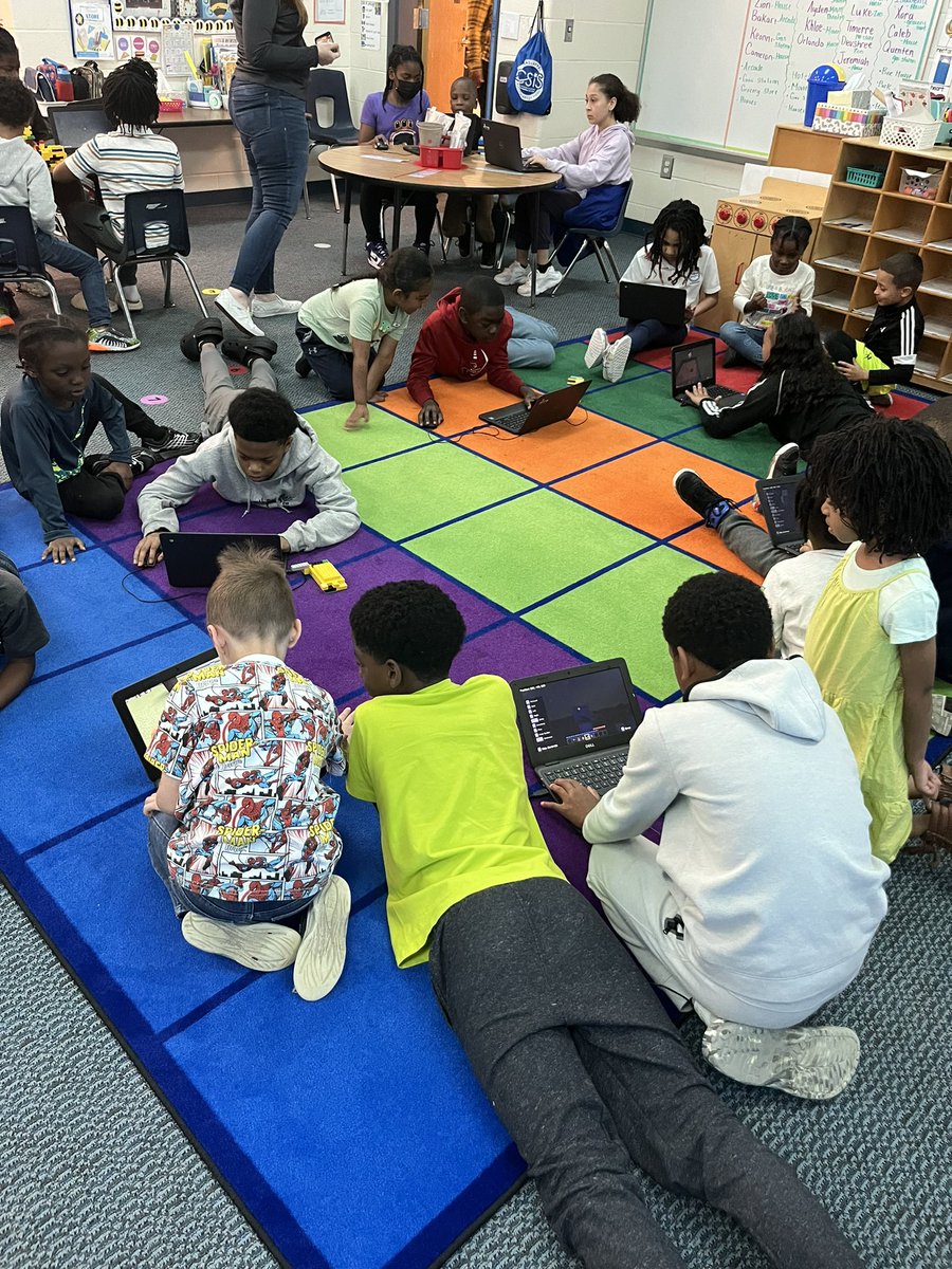 mrskhaller's tweet photo. More STARCON fun!!! #PremierStars #computersciencestudents @SEstarsR2 @RichlandTwo https://t.co/ZVRdoj1mEu