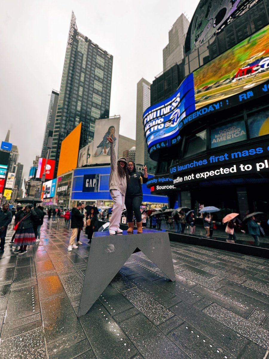 FeltLikeYours's tweet photo. Nechy y yo buscando mojarnos cada día en New York. #ComoQueNo https://t.co/NR6WQno8em