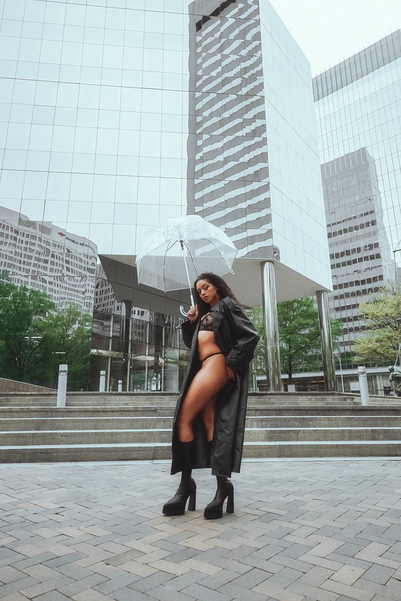 aspenonlife's tweet photo. Everyday the sun won’t shine
But that’s why I love tomorrow 

📸: @renzofit_media 

@rumorsboutique 
@aureliaintimates.official 
@stevemadden 

#rainyday #aprilshowers #spring #rainshoot #aspenonlife #editorialphotoshoot #umbrella #rva #rvamodel #dmv #dmvmodel https://t.co/1jaslI3pYZ