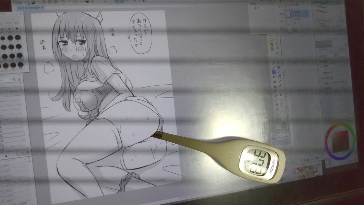 37.5℃の熱が出たのでそれを利用してなんか描けないかなと思ったけど、
頭痛薬飲んで描いてる内に微熱になってたし
画面シマシマだし。
踏んだり蹴ったりだった。 