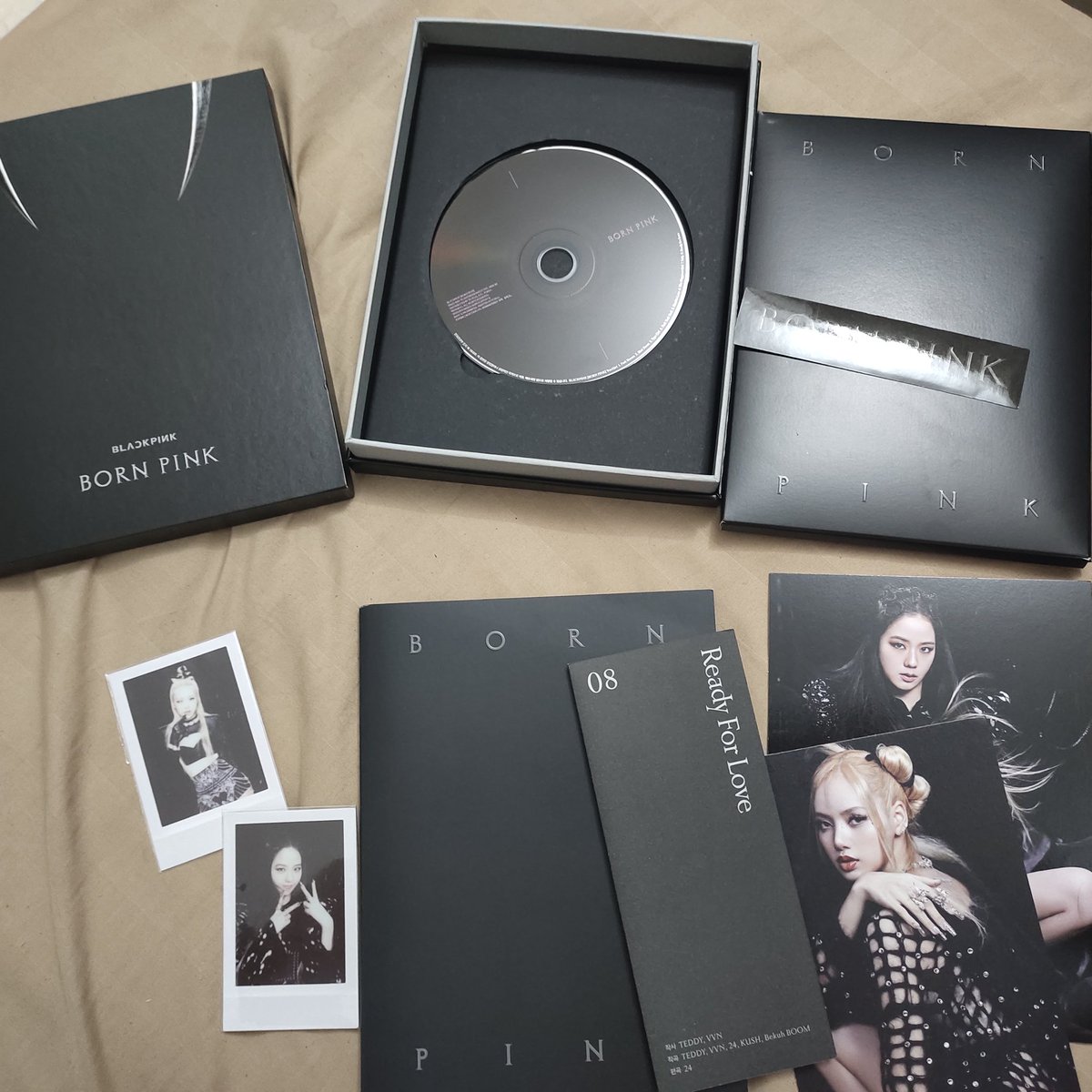 iBlinkstore's tweet photo. WTS album BLACKPINK Born Pink Black &amp; Pink ver

150k/2 album (Wajib Take All)

Kelengkapan:
-Box
-CD
-Instant film
-Postcard 
-Large Photocard 
-PB
-Stiker
-Lyric

Minus poster dan selfie photocard
Kirim dari Bekasi
Via 🍊 free ongkir
Include adm&amp;packing bubble+kardus https://t.co/qL2oGvPJe0