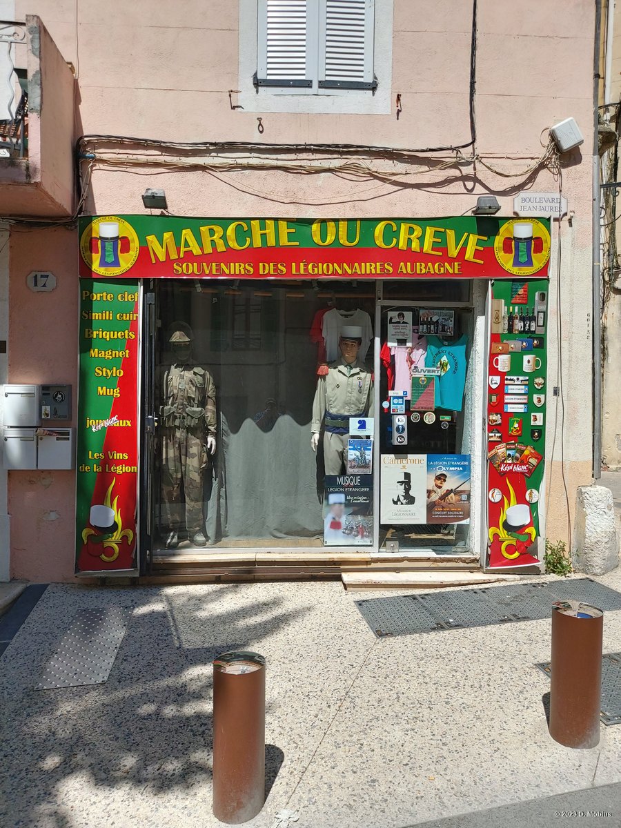 Auf dem Boulevard Jean-Jaures mitten im Zentrum von #Aubagne gibt es einen kleinen Laden namens 'Marche ou crève' ('Marschier oder krepier'), der von einem ehemaligen Fremdenlegionär betrieben wird. Was der so alles anbietet, das sieht man in diesem Video. facebook.com/10006331290315…