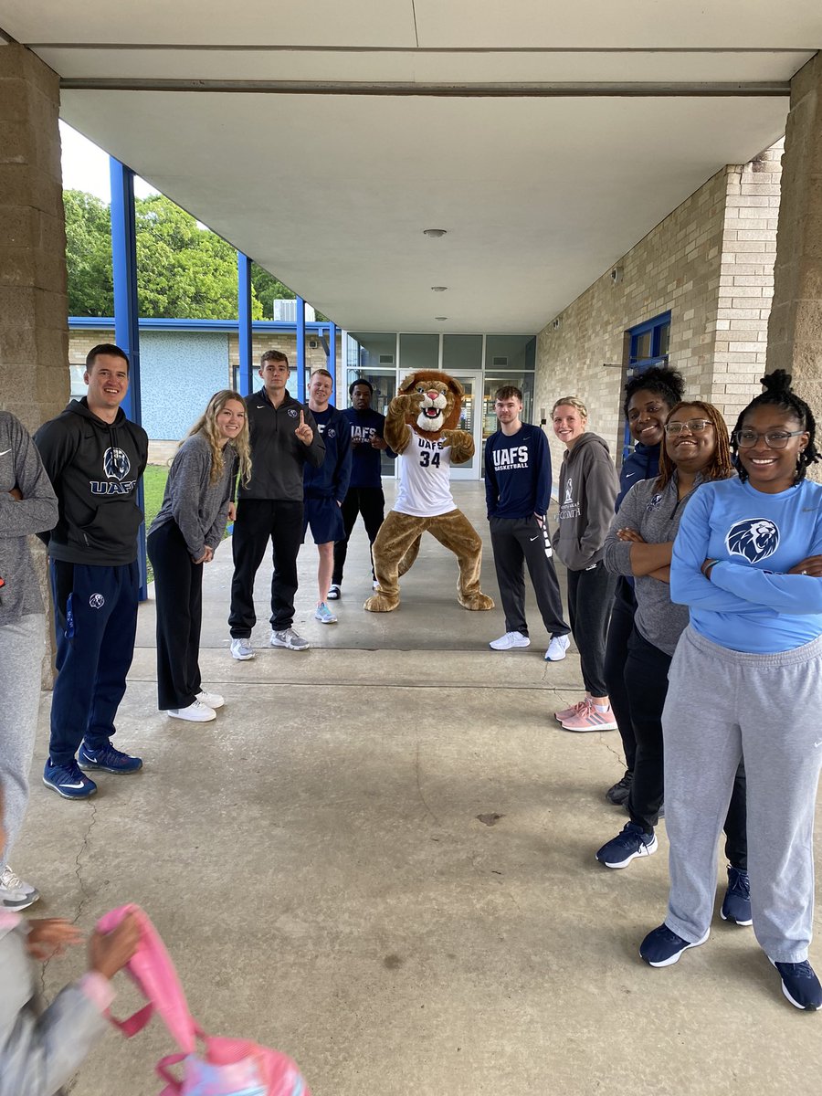 UAFSMBB's tweet photo. High Five Friday + School Lunch Hero Day = A Special Visit By Numa! π¦ππ΅βͺοΈ #Family https://t.co/dOhnFSIpe1