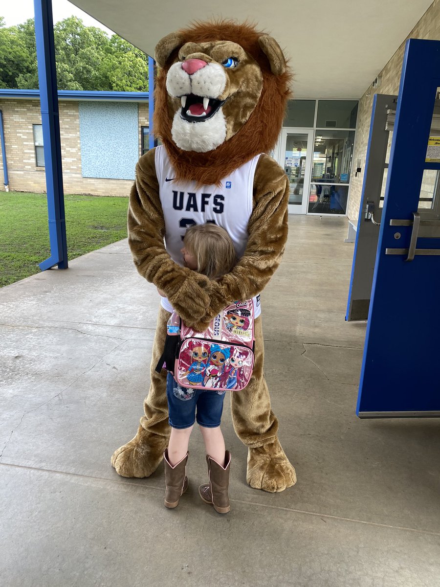 UAFSMBB's tweet photo. High Five Friday + School Lunch Hero Day = A Special Visit By Numa! π¦ππ΅βͺοΈ #Family https://t.co/dOhnFSIpe1