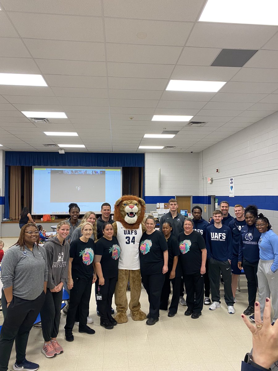UAFSMBB's tweet photo. High Five Friday + School Lunch Hero Day = A Special Visit By Numa! π¦ππ΅βͺοΈ #Family https://t.co/dOhnFSIpe1