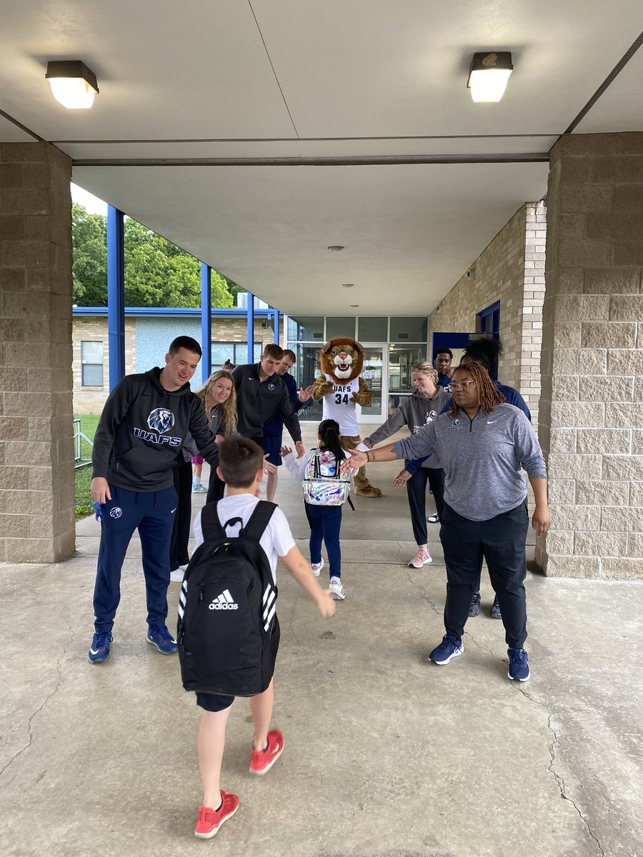 UAFSMBB's tweet photo. High Five Friday + School Lunch Hero Day = A Special Visit By Numa! π¦ππ΅βͺοΈ #Family https://t.co/dOhnFSIpe1