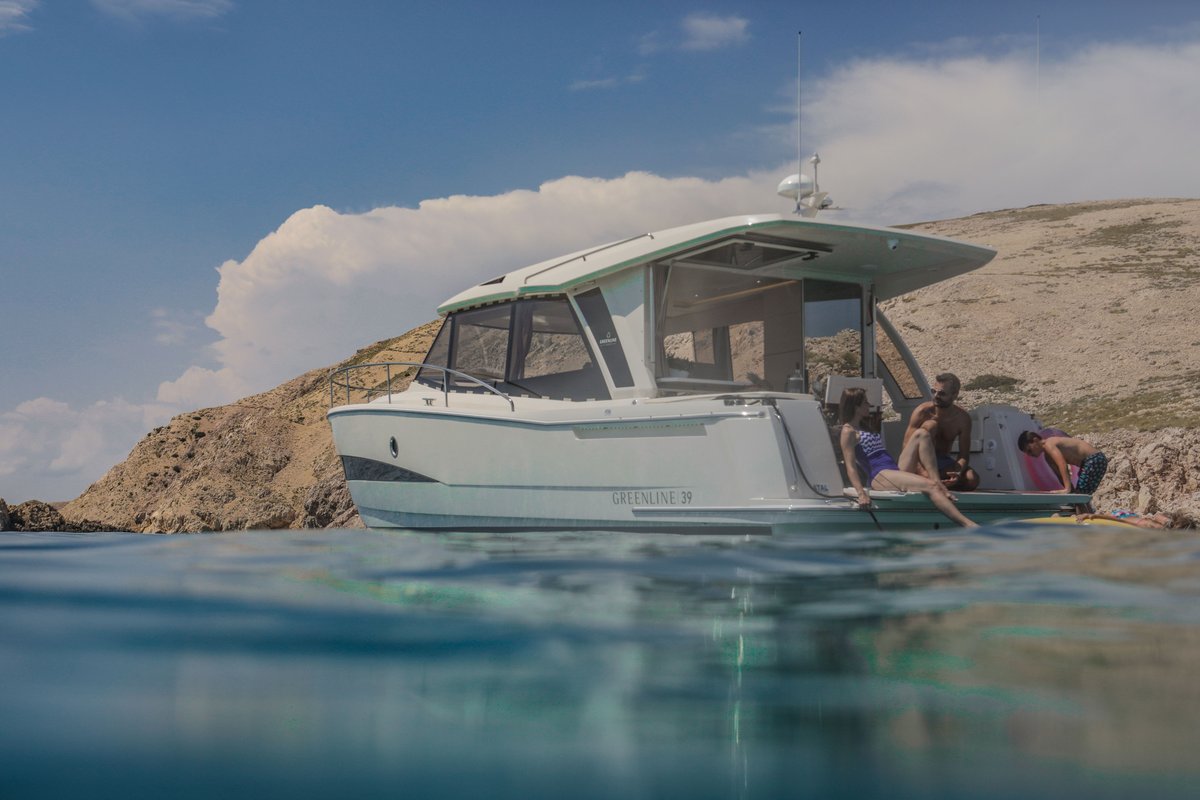 greenlineyachts's tweet photo. The water is warm! It's time for a swim🛥☀️
.
.
.
#GL39 #GreenlineYachts #ResponsibleBoating #SustainableYachting #solar #yachtdesign #hybrid #SilentYachting #electric #yachtinglifestyle #familyyachting #hdrive #edrive #green #greenline #yachts #Greenlinelifestyle https://t.co/uluNGHkFAT