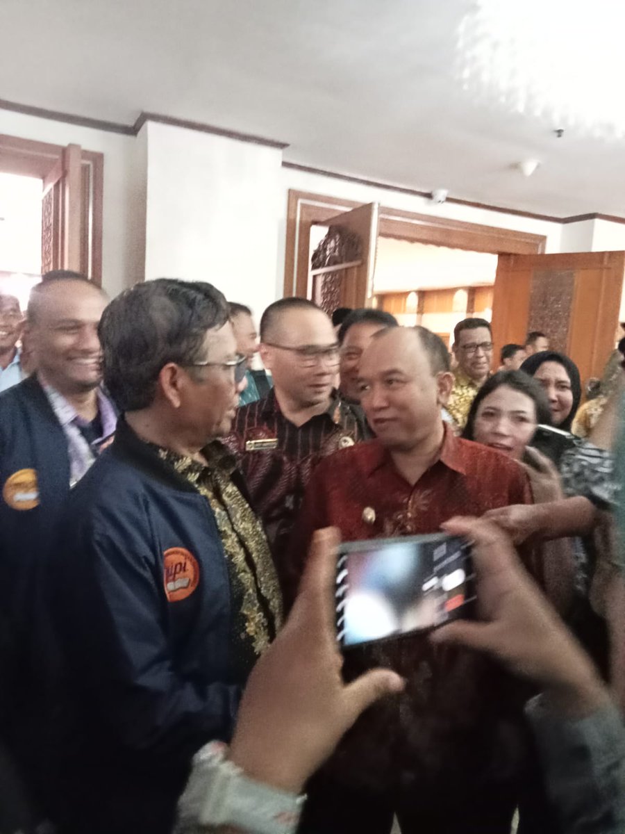 Sore tadi saya bersama Prof <a href="/mohmahfudmd/">Mahfud MD</a> menghadiri peluncuran &amp; Dialektika Buku "Etika Pemerintahan" MIPI, Masyarakat Ilmu Pemerintahan Indonesia Grand Sahid Hotel, Jakarta. 5 May 2023, terima kasih arahan dan ilmunya prof Insya Allah bermanfaat untuk kami.