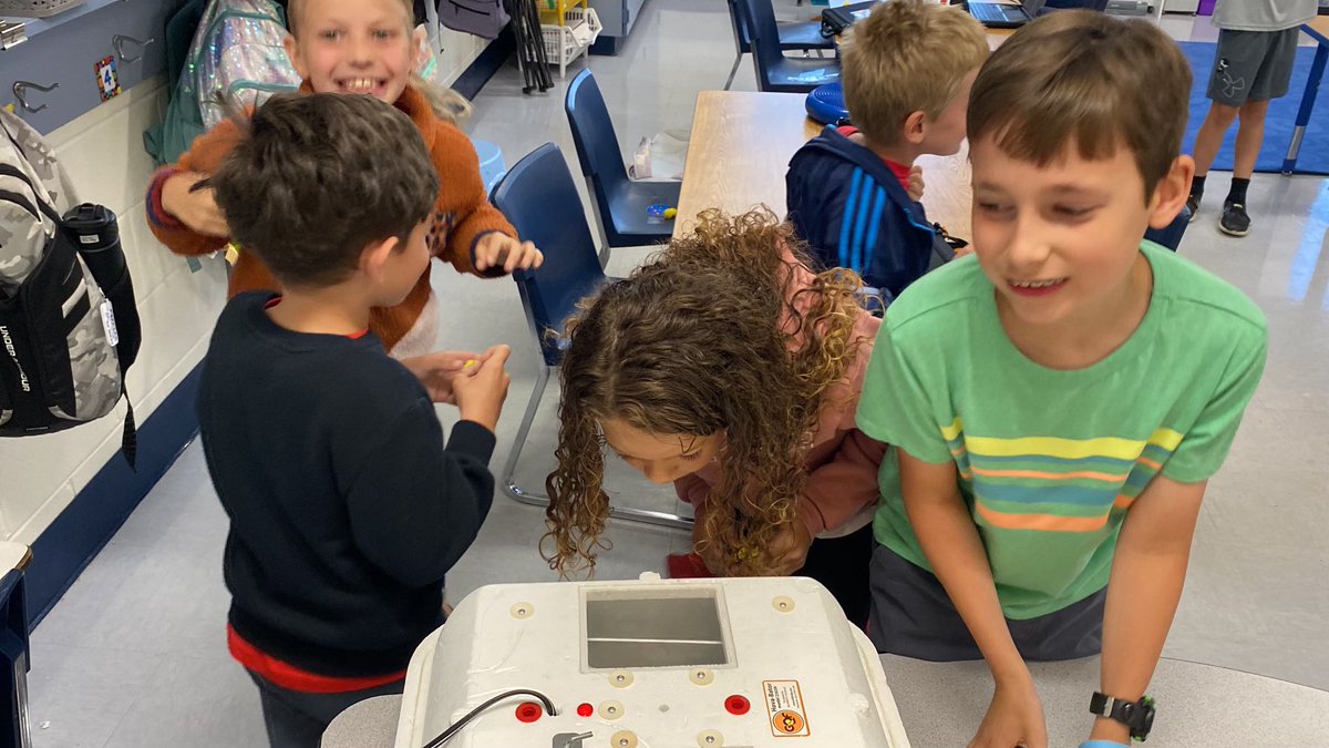 PeeplesFCBOE's tweet photo. 🐣 It’s an exciting time in 2nd grade.  Baby chicks are here. 😊❤️ https://t.co/L25XQxpSkw