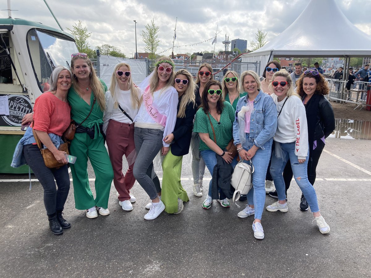 SimoneGideonse's tweet photo. Anne uit Philippine werd vanochtend overvallen door haar vriendinnen en familie. Een vrijgezellenfeest op Bevrijdingsdag! #omroepzeeland #BF2023 #vlissingen https://t.co/5GKGUv5i7e