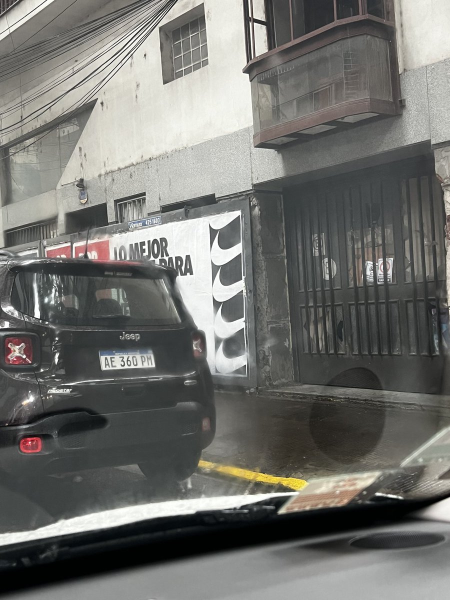 Veefigue's tweet photo. Otra vez no puedo entrar a la cochera. Hace más de 15 min hice el reclamo por acá, nadie responde. Llamo al 147 y nadie contesta y cortan. Si dejo el auto en cualquier lado me multan a mi, sin contar que es imposible encontrar lugar para estacionar.@RosarioResponde  @TransitoRos https://t.co/cR4xay7uig