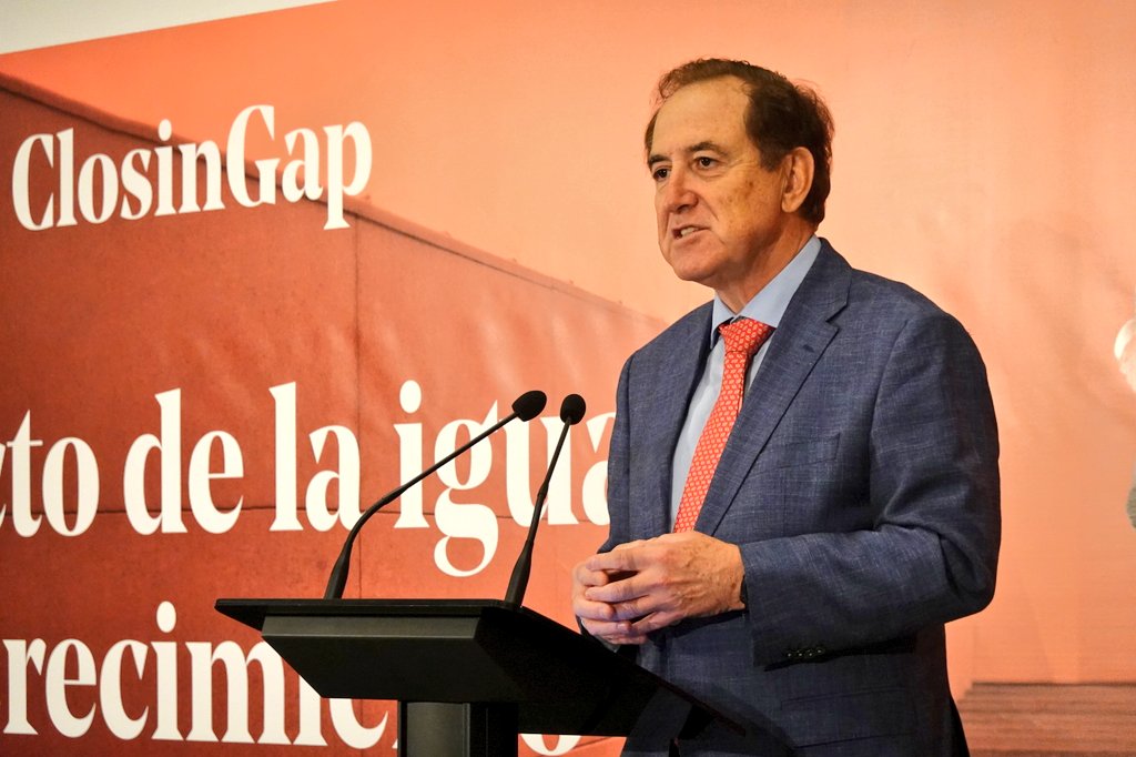 MAPFRE's tweet photo. Finalmente, @ahuertasmejias, presidente de #MAPFRE, clausuró esta 2ª sesión del ciclo de Jornadas #ClosinGap de sensibilización en todo el territorio español con el objetivo de extender buenas prácticas en igualdad de género a los diferentes puntos de la geografía del país. https://t.co/78LvxkXnce
