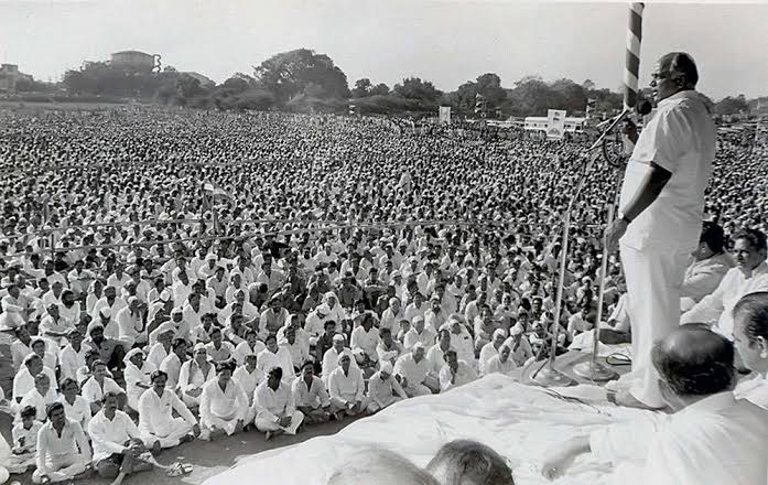 RRPSpeaks's tweet photo. कालही,आजही अन् उद्याही..... 
#साहेब सोबतीला महाराष्ट्र आहे अख्खा.... 
#लोक_माझे_सांगाती https://t.co/cN49aI3Vvo