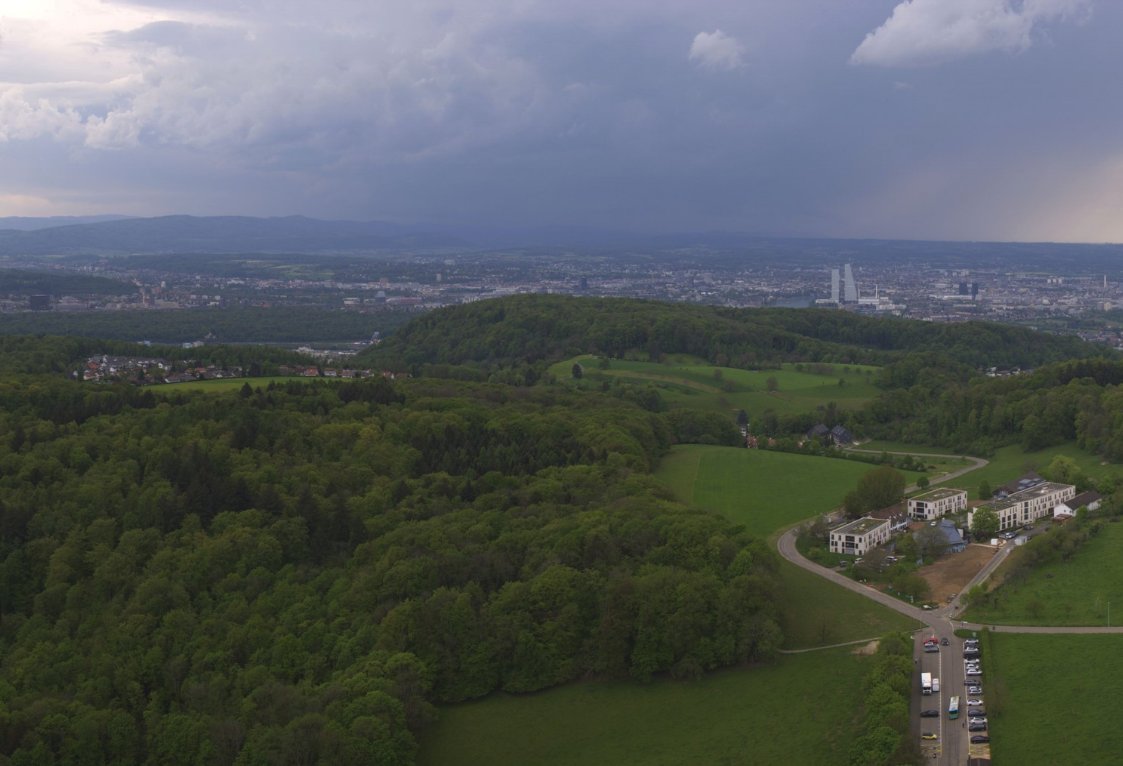 Kann ein Gewitter-Volltreffer für Basel in den kommenden Minuten sein. Starkregen, Sturmböen und auch Hagel sind möglich (Bild vom St. Chrischona, Quelle: swisscom.ch und roundshot.com!