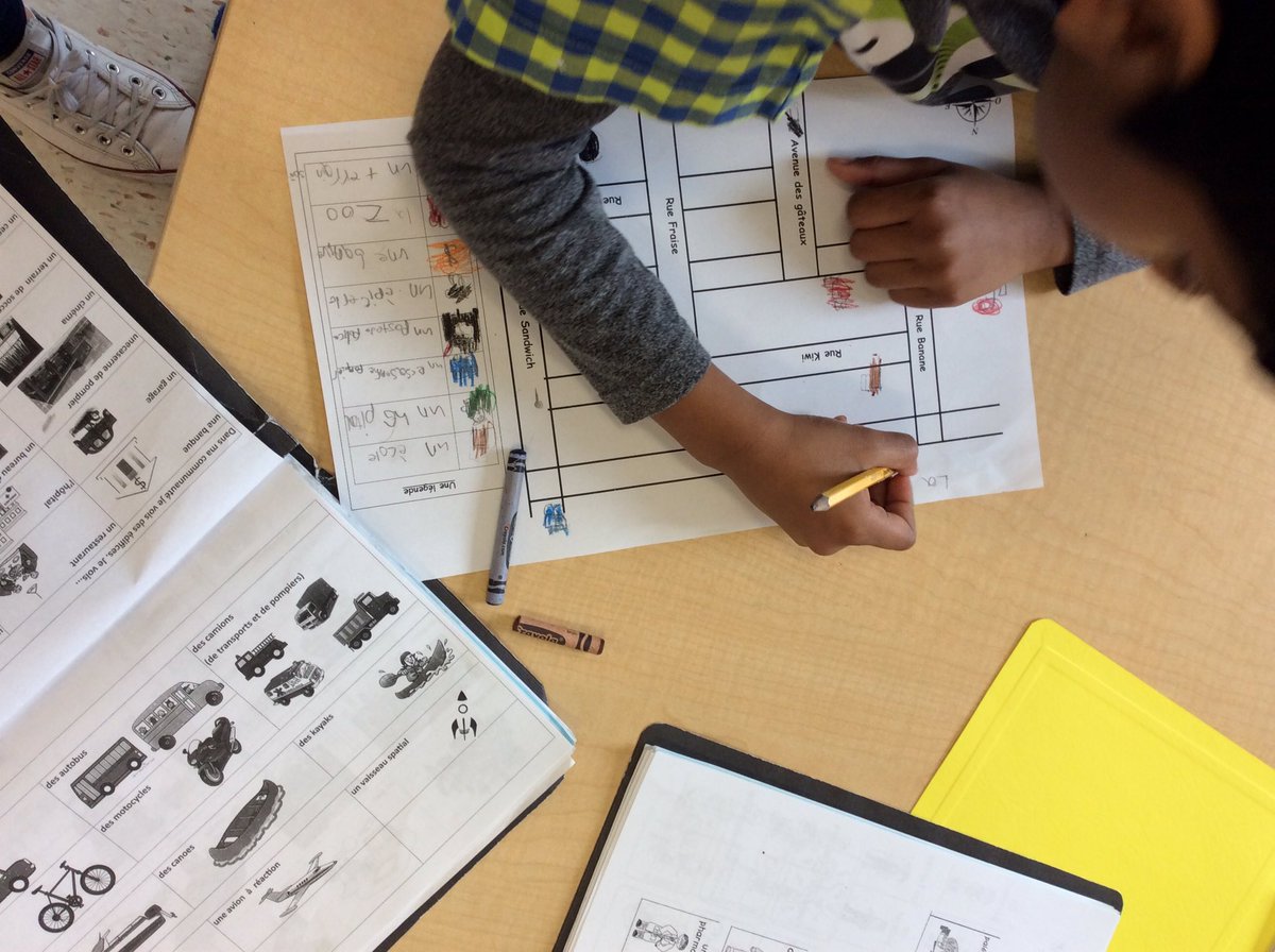 MmePletsch's tweet photo. On fait nos propres cartes! Creating our maps, we can’t forget symbols and the legend! 🗺🛑🏥🏨🏫🚒🚑🚓 https://t.co/jdnntKxdVZ